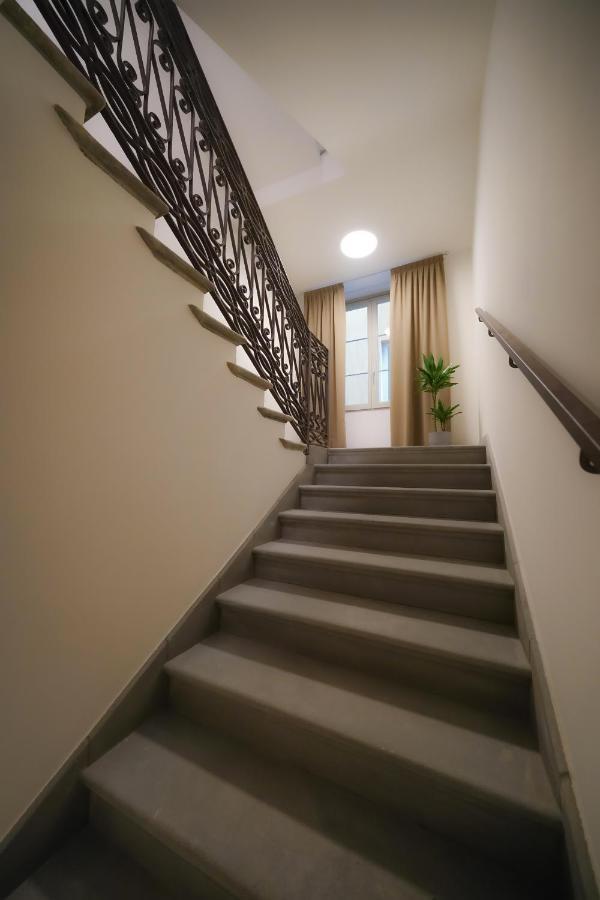 Bergamo Inn 15 Eksteriør bilde Stairs