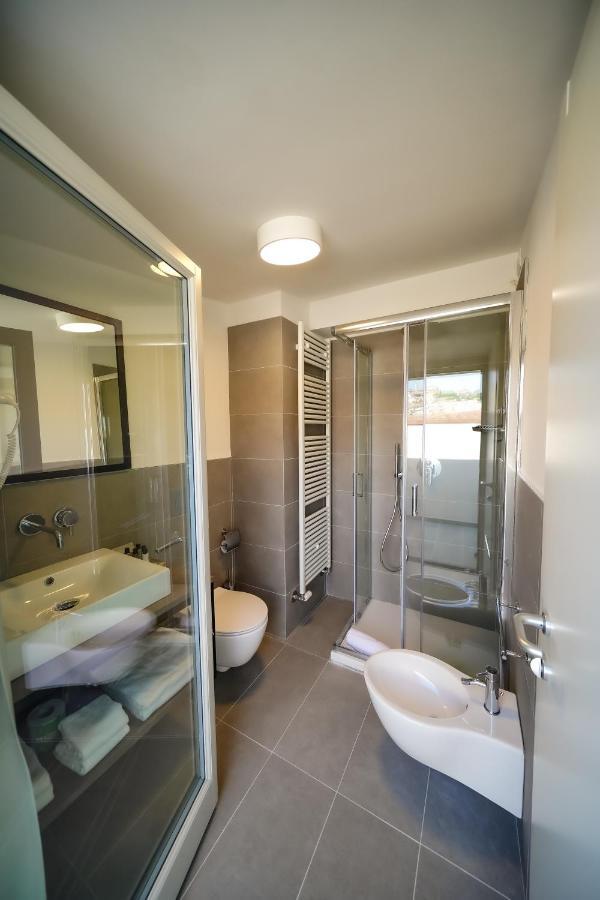 Bergamo Inn 15 Eksteriør bilde A shower enclosure